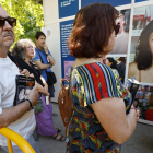 Lectores hacen cola para leer fragmentos de sus obras. SERGIO PÉREZ