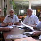 El jurado se retiró durante un momento para fallar el concurso de poesía