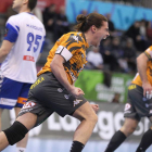 Mario López, capitán del Abanca Ademar, celebra un gol ante Granollers. DL