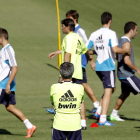 José Mourinho supervisa el ejercicio de sus jugadores durante el entrenamiento.