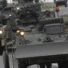 Soldados estadounidenses cruzan la frontera entre Lituania y Letonia, cerca de la localidad de Subate, durante los ejercicios de la OTAN.