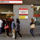 Una fila de parados en una oficina de empleo.