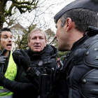 Chalecos amarillos discuten con gendarmes en Souillac (Francia).