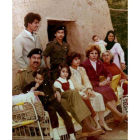 Sadam junto a su familia en una foto tomada del archivo del régimen