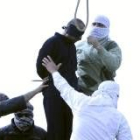 Decenas de iraníes se acercaron para presenciar en Zahedán la ejecución a primera hora de la mañana