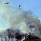 Dos helicópteros, uno de extinción y otro de vigilancia, sobrevuelan los montes de Oencia.