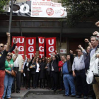 Militantes de UGT despiden a Fermín Carnero ante la sede de la UGT cantando <em>La Internacional</em>