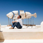 El artista Pepe Monserrate con una de sus esculturas.