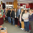 Imagen de las autoridades y voluntarios, ayer durante la inauguración del rastrillo.