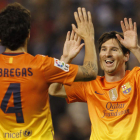Messi celebra con Cesc uno de sus tres goles ante el Deportivo de La Coruña.