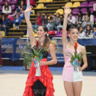 Carolina Rodríguez y Sara Llana saludan al público tras su exhibición de baile en Vitoria.