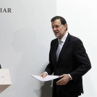 Mariano Rajoy se dirige a una rueda de prensa, el lunes, en Madrid.