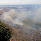 El frente activo de uno de los tres incendios que seguían ayer activos en el Pirineo de Lleida.