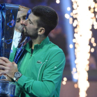 Novak Djokovic suma su séptimo trofeo de maestro tras derrotar en la final al italiano Sinner. DI MARCO