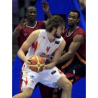 Pau Gasol, vigilado por Gomes y Mingas, sumó 28 puntos