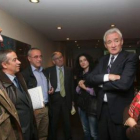 Algunos de los patronos con el locutor Luis del Olmo.