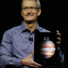 El consejero de Apple, Tim Cook, presenta el nuevo iPad.