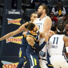 Marc Gasol y Ricky Rubio, en plena pugna.