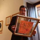 Manuel Carlos Cachafeiro con una de las piezas de la exposición.