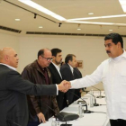 Maduro y el opositor Torrealba se estrechan la mano durante el inicio de la mesa de diálogo en Caracas.