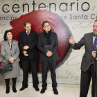 Sanz presenta el premio junto a la viuda del periodista (2i).