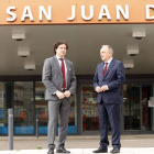 Manel del Castillo y Juan Francisco Seco, frente al Hospital San Juan de Dios de León. RAMIRO