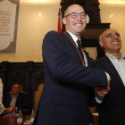 José María Jáñez (IU) y Juan José Alonso Perandones (PSOE) se saludan en la sesión de investidura que cerró su pacto de gobierno. JESÚS