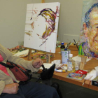 El artista leonés Miguel Ángel Febrero, en el estudio que ha dispuesto para él el Centro de Referencia de San Andrés del Rabanedo.