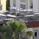 Vistas de las azoteas plagadas de gallos de pelea enjaulados en Málaga.