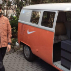 Aláiz delante de la furgoneta con el logo de Nike en la que ‘viajaron’ las zapatillas de las que el leonés es imagen europea.