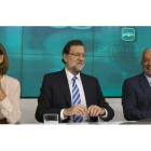 Rajoy, entre Cospedal y Arenas.