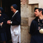 Imagen de archivo de un usuario del Hogar del Transeúnte junto a dos monjas.