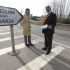 El teniente de alcalde de Hospital y el alcalde de Villarejo denuncian el estado de la carretera.