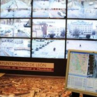 La sala de videovigilancia cuenta con un gran panel desde el que se controlan todas las cámaras que