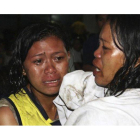 Un grupo de supervivientes del accidente causado por el hundimiento de un ferry tras colisionar con un barco de mercancías, a su llegada a Cebu.