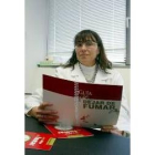 Una doctora muestra la guía para dejar de fumar editada por el Sacyl