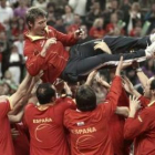 Juan Carlos Ferrero es manteado tras la victoria de España en el partido de dobles.