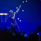 El cantante Enrique Iglesias, en un momento del concierto de este sábado por la noche en Santander.