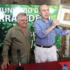 El monasterio de Carracedo acogió ayer el acto de fusión de la pintura y la poesía, con la presencia de Luis Antonio de Cuenca. L. DE LA MATA