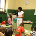 Una maestra de educación primaria con un grupo de alumnos.