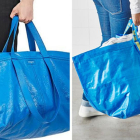 A la izquierda, un modelo con el bolso de Balenciaga. Al lado, la Frakta de Ikea.