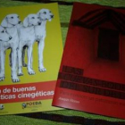 Fotografía de las guías de buenas prácticas cinegéticas y sobre las bodegas editadas por Poeda