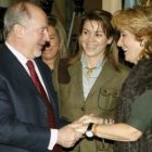 Rodrigo Rato saluda a Esperanza Aguirre, observado por Dolores de Cospedal.
