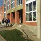 Varios alumnos se dirigen al interior de la Facultad de Económicas y Empresariales del Campus