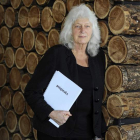 La directora de Greenpeace Holanda, Sylvia Borren, posa con los documentos filtrados. EVERT ELZINGA
