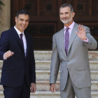 Pedro Sánchez y el rey Felipe VI, ayer en el palacio de Marivent, en Palma.