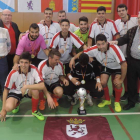 La selección autonómica compuesta por jugadores leoneses posan con el trofeo de campeones.