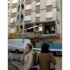Unas vecinas miran el estado de la fachada que se derrumbó en Sueca