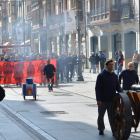 Manifestación de los trabajadores de la Fábrica de Armas, ayer, por las calles de Palencia.