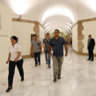 Agentes de la Guardia Civil a su llegada al Palau de la Generalitat para requerir documentación relativa a la investigación que el Tribunal Superior de Justicia de Cataluña (TSJC) ha abierto al exconseller de Justicia Germà Gordó